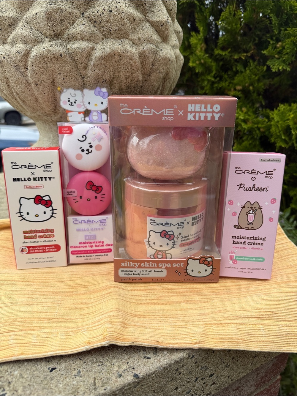 The Crème/Hello KittySet of 4 boxes of hand creams , lip balms and a bath bomb!